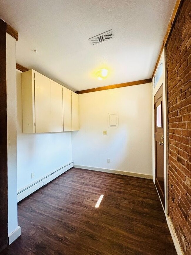 Building Photo - Beautiful 3 Bed 1.5 Bath Townhome in a Ren...