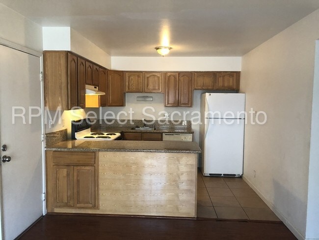 Building Photo - Updated 3 bed 2 bath duplex