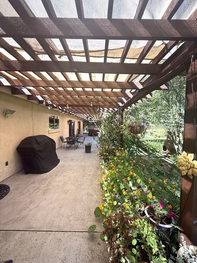Building Photo - Gorgeous single story 3 bedroom home