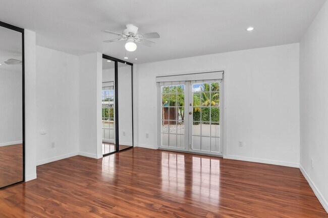 Building Photo - Beautiful house on the water with a pool