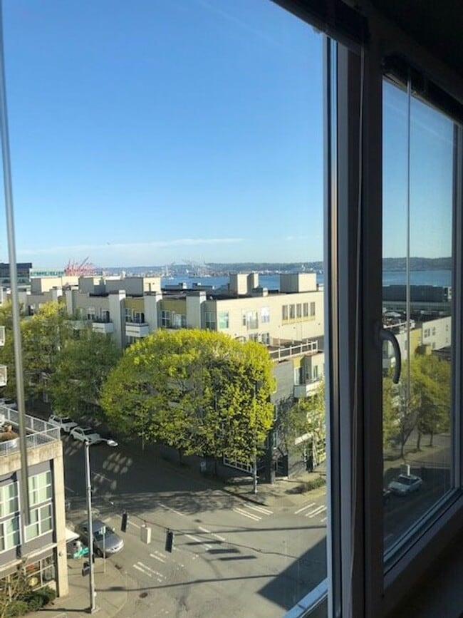 Building Photo - Prime Belltown TOP FLOOR Condo