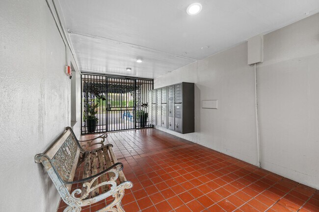 Building Photo - 1 BR / 1 Bath Unit