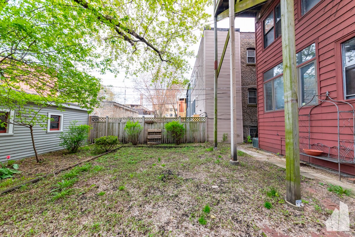 Building Photo - 842 W Waveland Ave