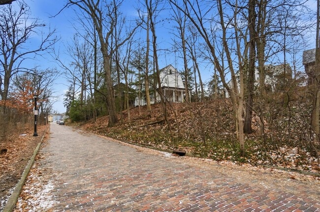 Building Photo - 2104 Iuka Ave