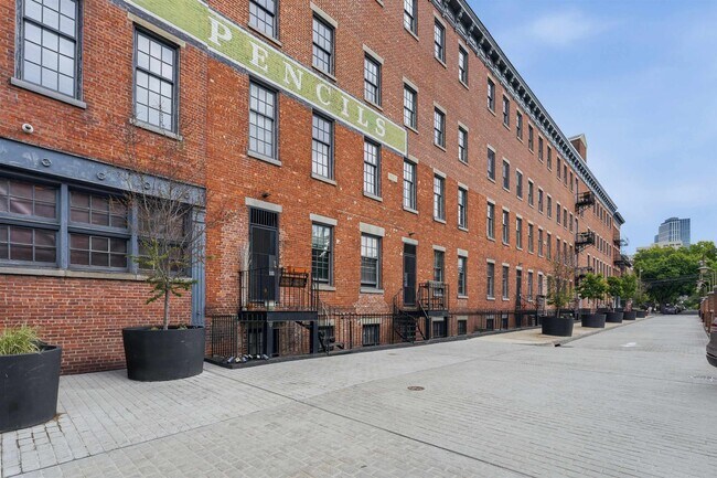 Building Photo - 347 Varick St