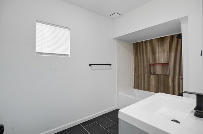 Building Photo - 2212 S Delawanda Ave