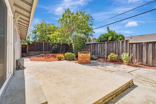 Building Photo - Charming 3-Bedroom 2-Bathroom Campbell Home