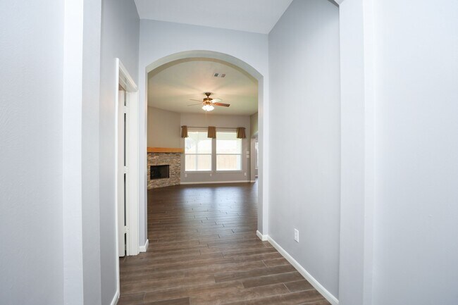 Building Photo - 11110 Fall Point Dr