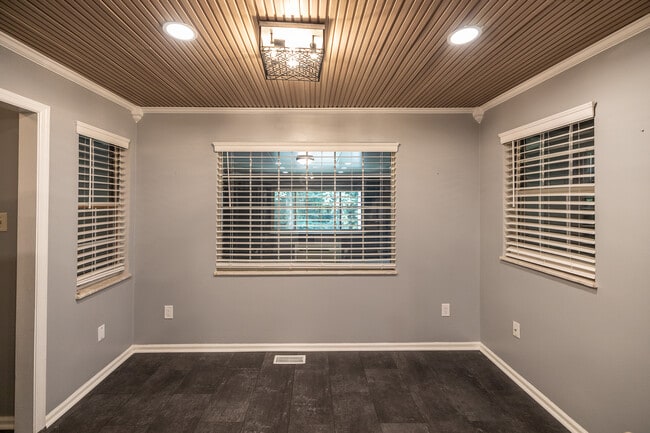 Building Photo - 5516 Oakside Dr