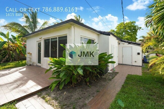 Building Photo - 1615 Bay Dr