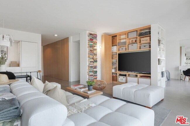 Building Photo - 999 N Doheny Dr