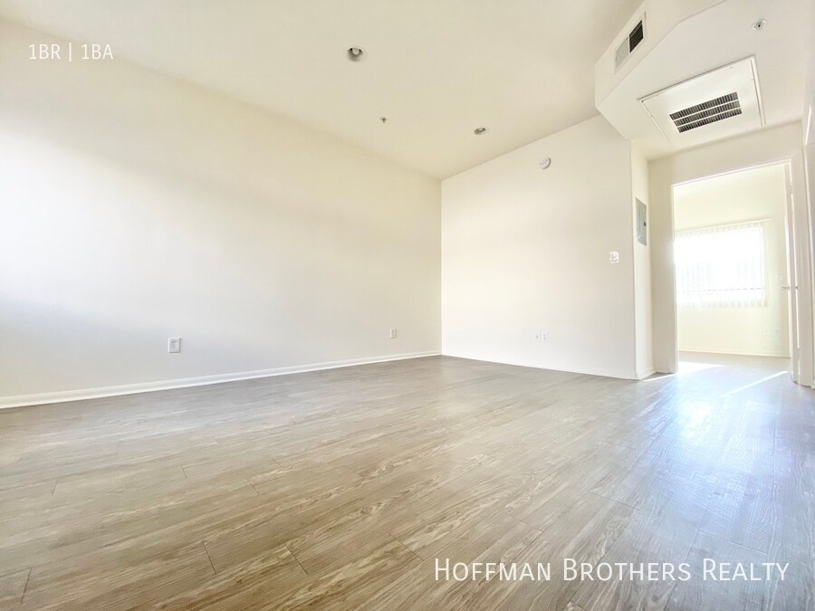 Building Photo - 251 Robinson St