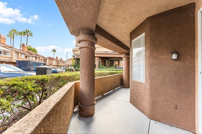 Building Photo - Beautiful Ground Level 2 Bedroom, 2 Bathroom Condo Available Now in Lake Forest!