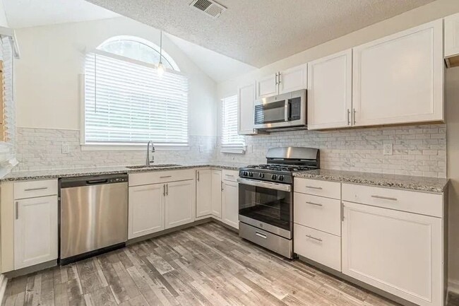 Building Photo - 5545 Northcut Dr