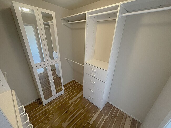 Building Photo - $5495 - Large Gorgeous 3/2 Tri-Level Home ...