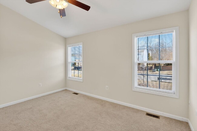 Building Photo - Welcome to a gorgeous end unit townhouse, located in the Heather Hills community.