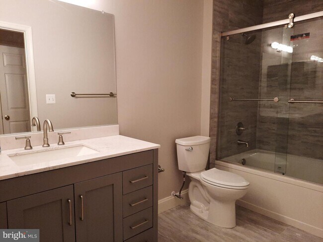 Building Photo - 7011 Falls Reach Dr