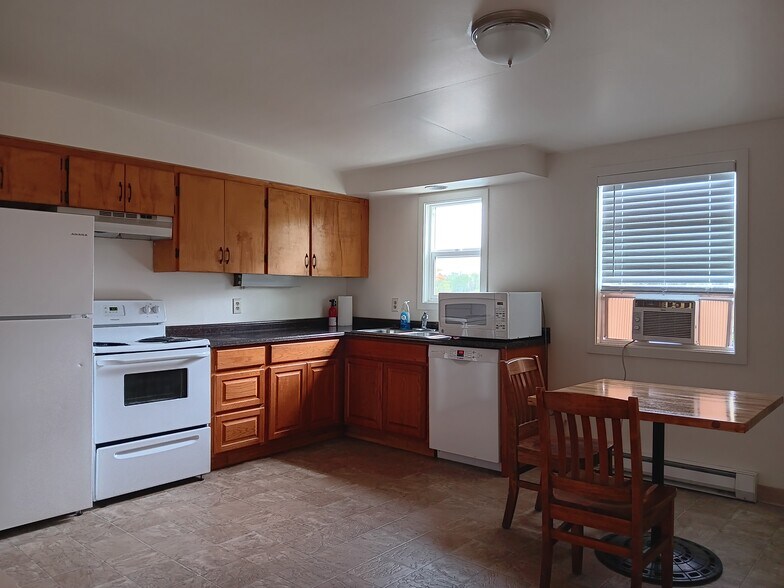 Primary Photo - 627 NE Opal St