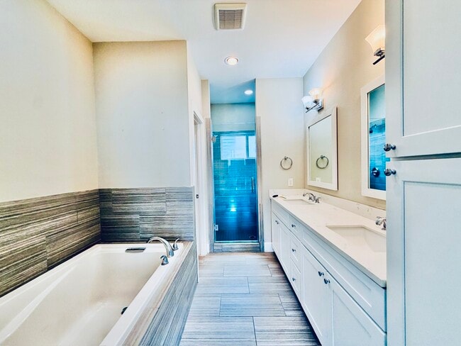 Building Photo - 2632 Bastrop St