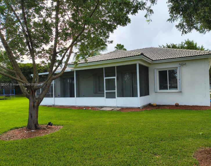 Building Photo - 440 SE 25th Dr