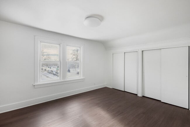 Building Photo - 302 E Grove St