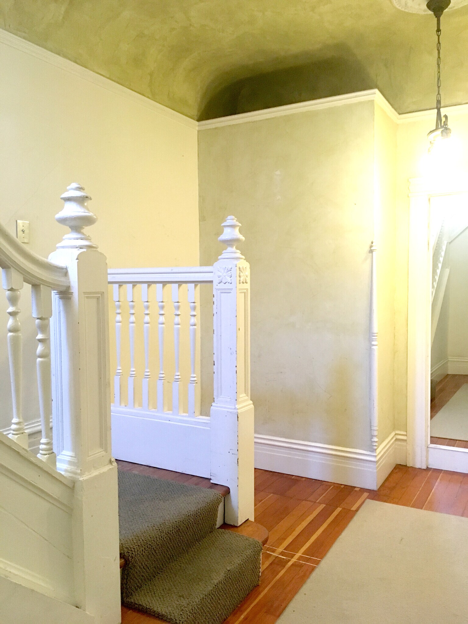 private foyer - 940 York St