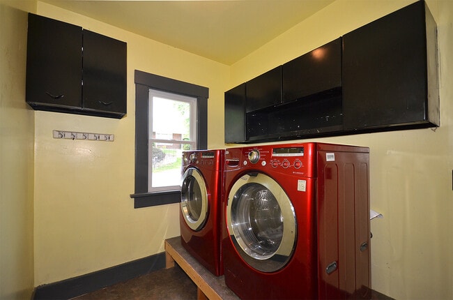 Building Photo - Beautiful Historic 3 Bedroom, 2 bath Home ...