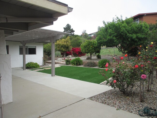 Building Photo - Beautiful Southside Home with Views!