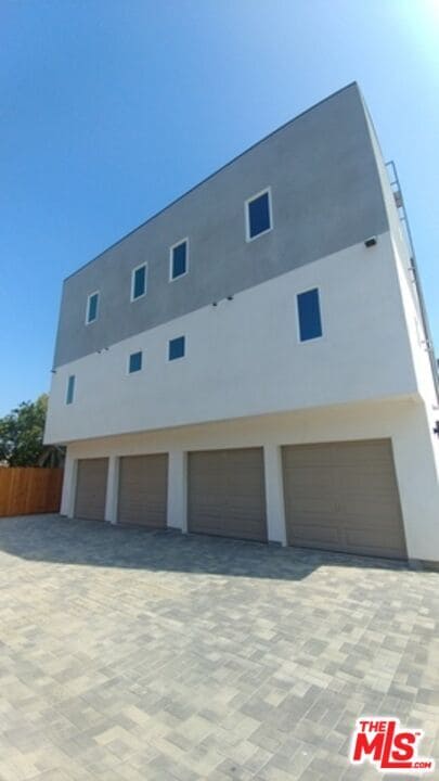 Building Photo - 413 Micheltorena St