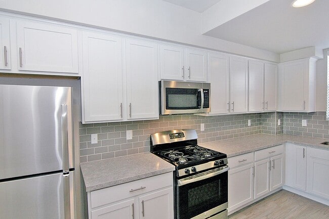 Building Photo - Clean, modern, move-in ready townhouse!