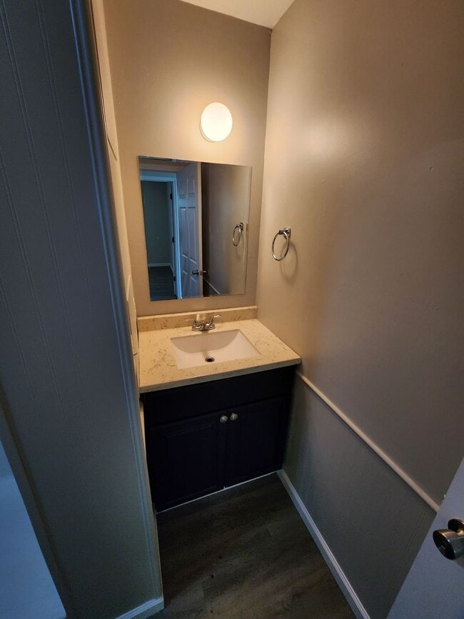Building Photo - Spacious 3-Bedroom, 1-Bathroom Home AVAILA...