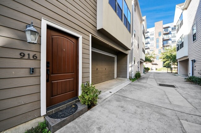 Building Photo - 916 W 20th St