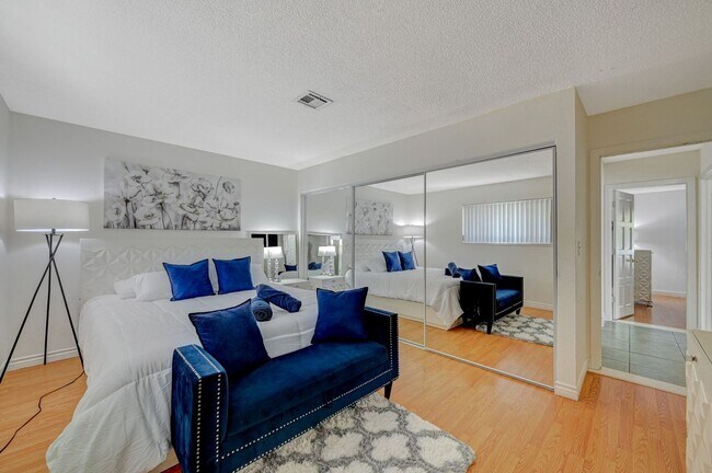 Building Photo - Beautiful single-story custom home featuri...