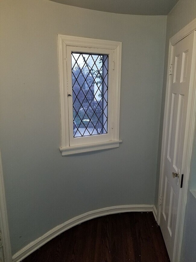 Building Photo - 6826 N Knox Ave