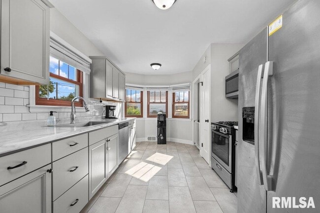 Building Photo - 2133 Warren St