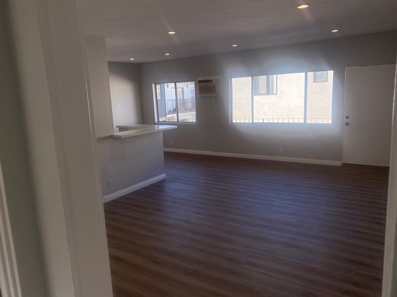 Building Photo - 1223 N Kingsley Dr