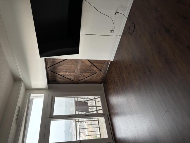 Building Photo - 300 Walnut St