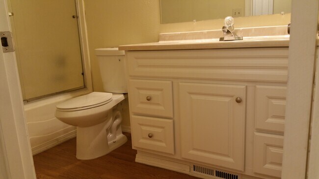 Building Photo - Beautiful 3 Bedroom, 2 bathroom House in Great Quiet Neighborhood.