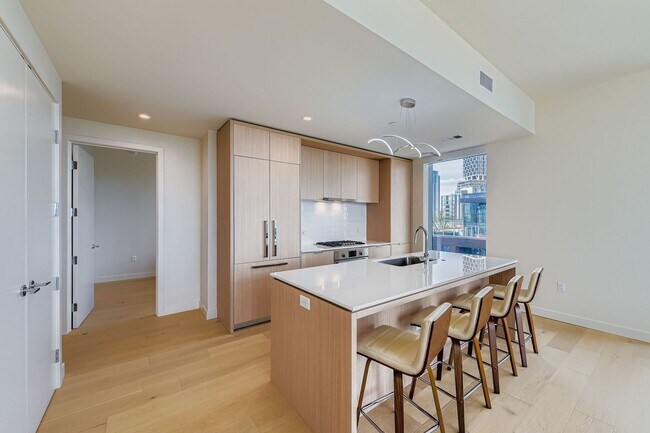 Building Photo - Gorgeous 30th Floor 2BD / 2BA Corner Sky R...