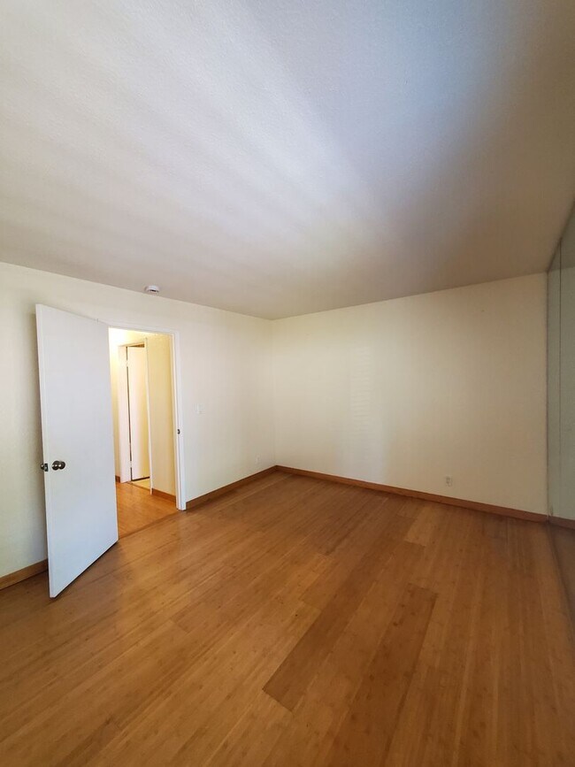 Building Photo - Tasteful Single Story Condo 1bd/1ba - Grea...