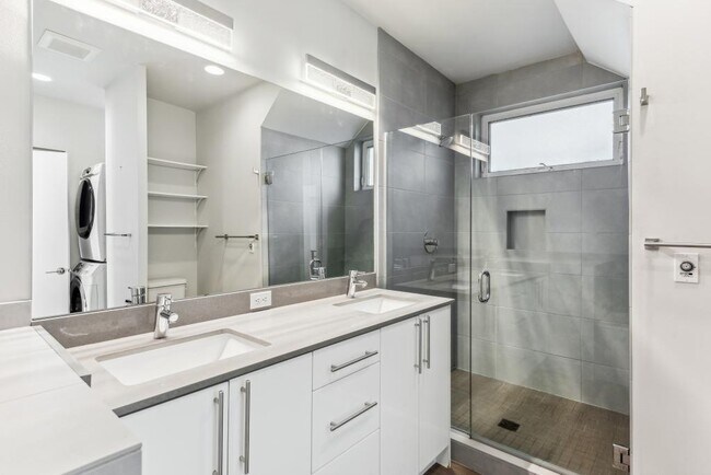 Building Photo - Eastlake Contemporary Townhome - 2 bedrooms