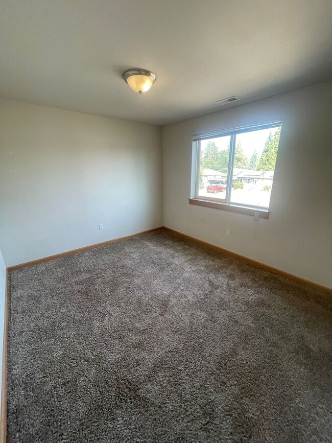 Building Photo - 2 Bedroom in Lebanon with Garage and backy...