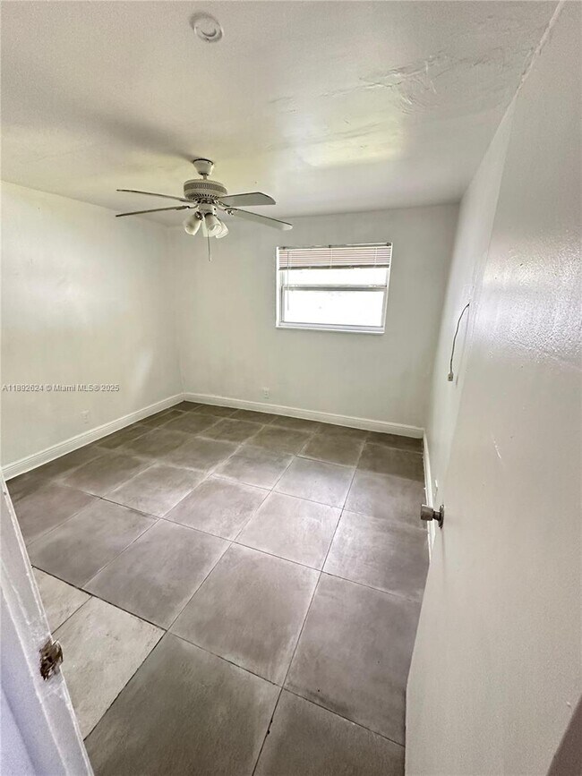 Building Photo - 5303 NW 18th Ct