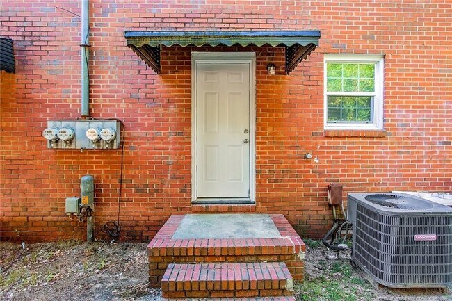 Building Photo - 820 Pilot Ave