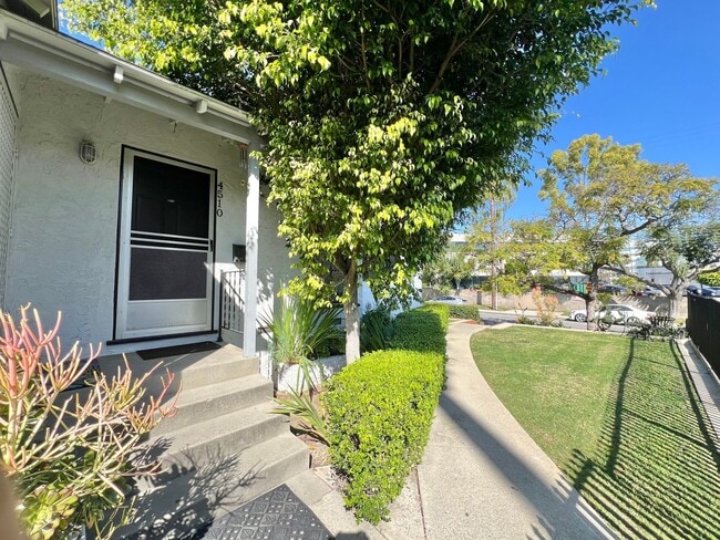 Building Photo - Charming 2-Bedroom Home with Hardwood Floors & Fireplace Near the Traffic Circle