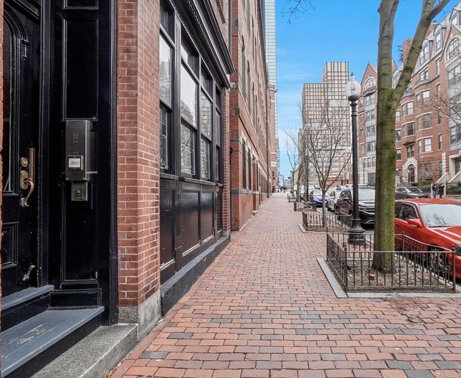 Building Photo - 70 Clarendon St
