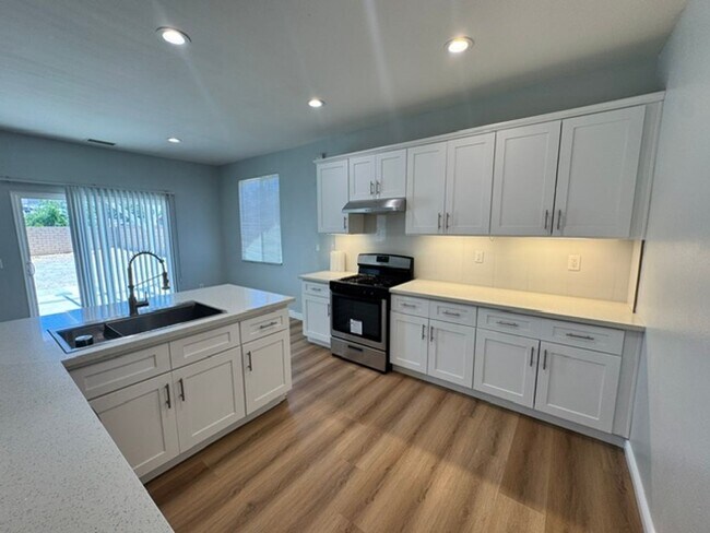 Building Photo - Gorgeous Remodeled 3+2 - $3000