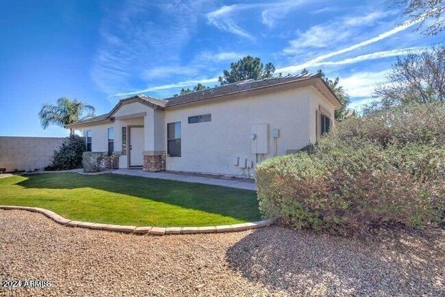 Building Photo - 2131 S Peppertree Dr