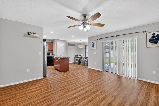 Building Photo - Available June 15th! 3BR Home in Tavares with Huge Backyard