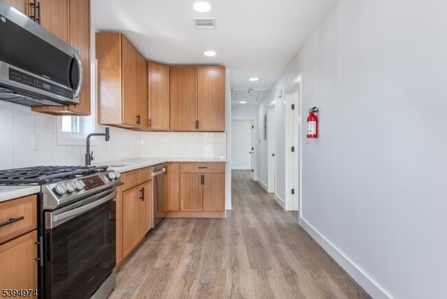 Building Photo - 210 Ellis Ave